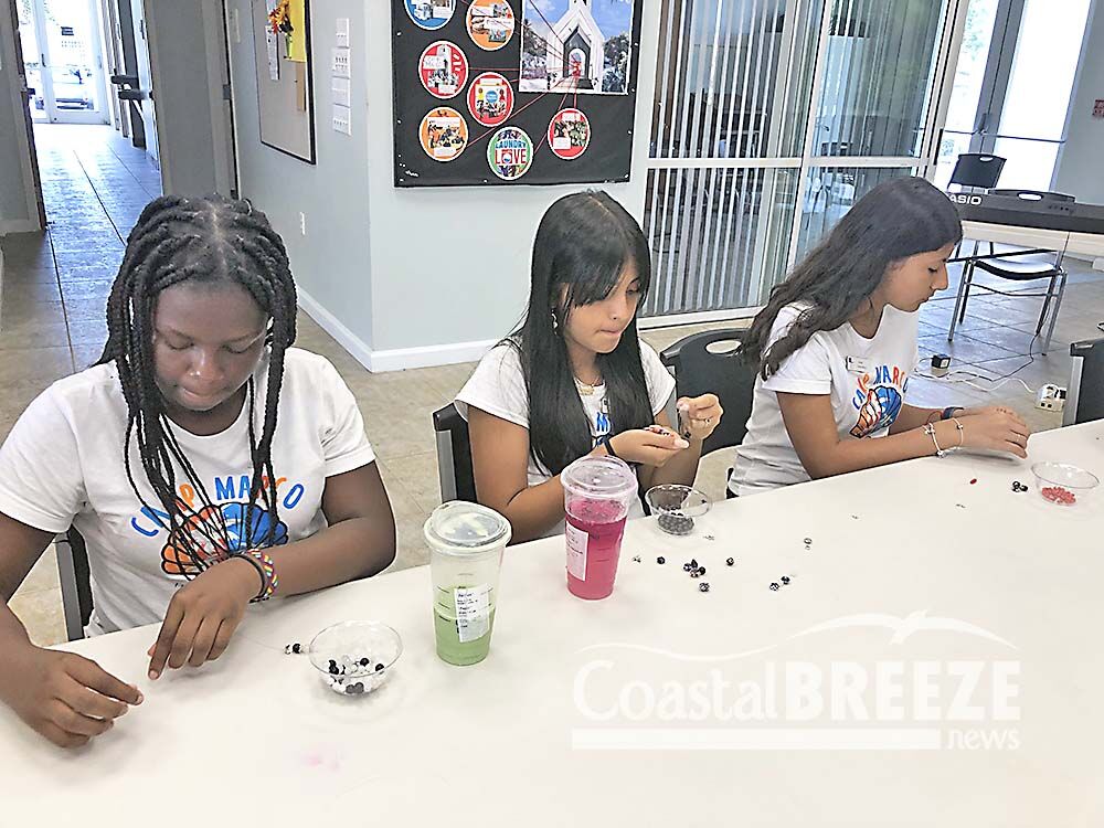 8. Mary Limont enseigne aux membres de Girl Up comment fabriquer des bracelets en perles..jpg